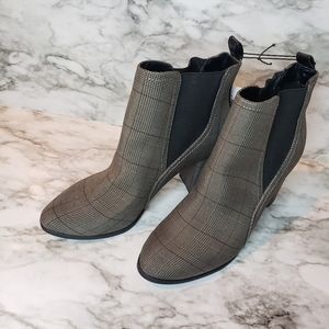 Plaid pull on ankle booties size 9